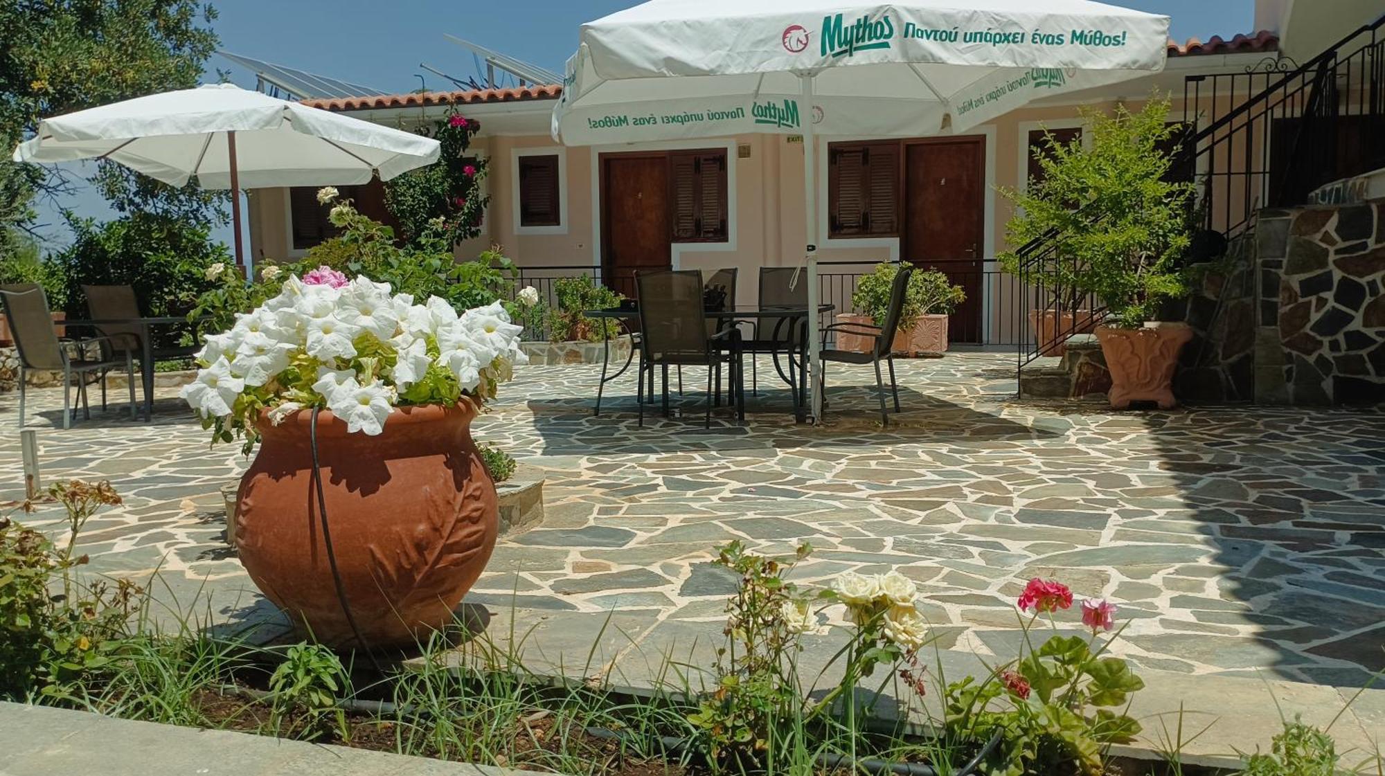 Studios Zaritsi Tyros Exterior photo